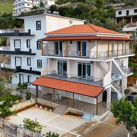 Evelyn Free Parking Vlorë